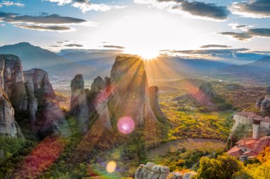 Günbatımında Kayalıklarda Yunan Manastırları