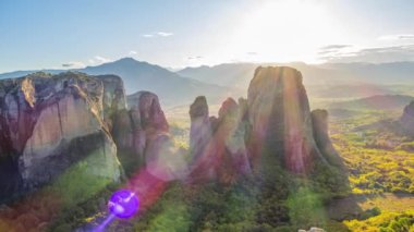 Yunanistan. Meteora. Kayalıklardaki manastırlar, Unesco tarafından listelenmiş. Yaz batımı. Zaman aşımı