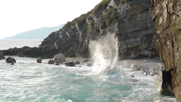 Skaliste Wybrzeże Latem Fale Rozbijają Się Kamieniach Mnóstwem Rozprysków Zwolniony — Wideo stockowe