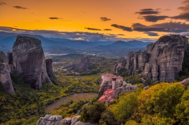 Yunanistan. Meteora. Kayalıklardaki manastırlar, Unesco tarafından listelenmiş. Yaz. Gün batımından sonra