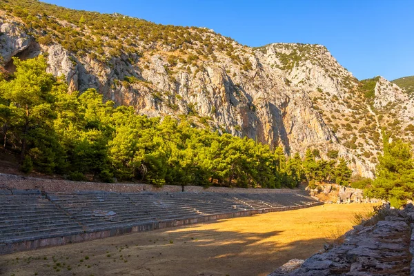 Grecia Delphi Pequeño Estadio Antiguo Pie Montaña Día Soleado Verano — Foto de Stock