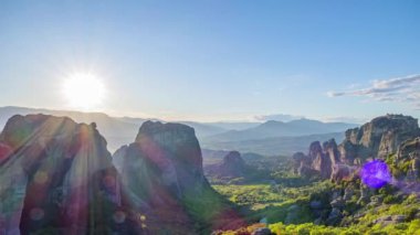 Yunanistan. Meteora 'da (Kalambaka yakınlarında) bir Yunan kaya manastırı üzerinde yaz günbatımı. Zaman aşımı