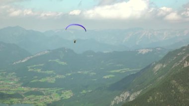 Avusturya, Obertraun. Paragliderler dağların ve vadilerin üzerinden uçuyor.