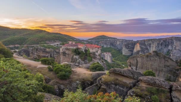 Ελλάδα Καλοκαίρι Ξημέρωμα Πάνω Από Ελληνικό Πέτρινο Μοναστήρι Στα Μετέωρα — Αρχείο Βίντεο