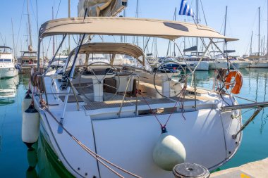 Yunanistan. Güneşli bir yaz gününde tekne parkı. Tekne gezisi. Kıç tarafından bak
