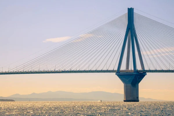 ギリシャだ リオン アンティリオン橋 晴れた日にコリントス湾とモーターボートの上のケーブルに宿泊された橋の高いパイロン — ストック写真