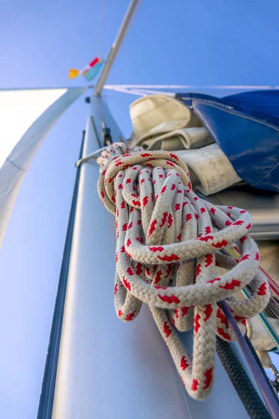 Onderaanzicht Van Mast Van Een Zeiljacht Een Hank Touw Andere — Stockfoto