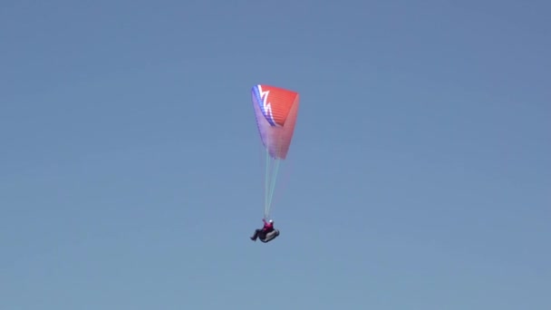 Parapente Rojo Cielo Soleado Nubes Cúmulos Primer Plano — Vídeos de Stock