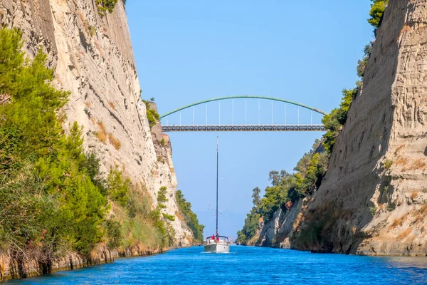 Yunanistan. Yelkenli yatlar eski Corinth Kanalı boyunca gider. Güneşli yaz günü