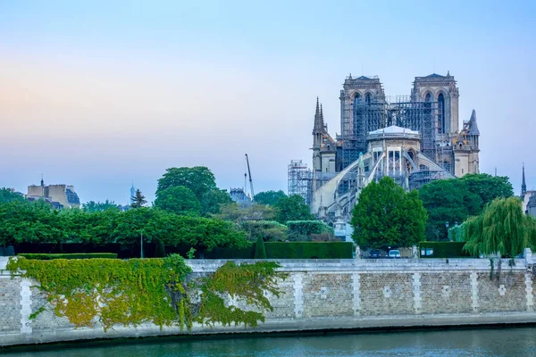 フランスだ セーヌ川の堤防の初夏の朝と2019火災後のノートルダムの改装 — ストック写真