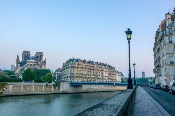 Στη Γαλλία Νωρίς Πρωί Του Καλοκαιριού Στο Ανάχωμα Του Ποταμού Εικόνα Αρχείου