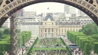 Fransa, Paris. Eyfel Kulesi ve araba trafiği ve Jena Köprüsü ve Champ de Mars 'taki insanlar. Hızlı hareket