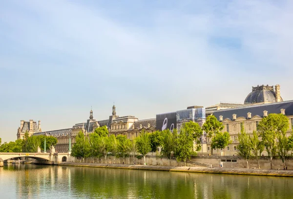 フランスだ パリの夏の晴れた日 セーヌ川堤防とルーブル美術館 Facade — ストック写真