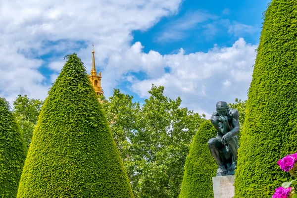 Fransa. Paris 'teki Rodin Müzesi' nde güneşli bir yaz günü. Yeşil bahçede bir Düşünen Adam heykeli