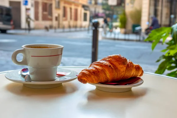 Utcai Kávézó Asztala Párizsban Reggel Egy Csésze Kávé Croissant Közelkép — Stock Fotó