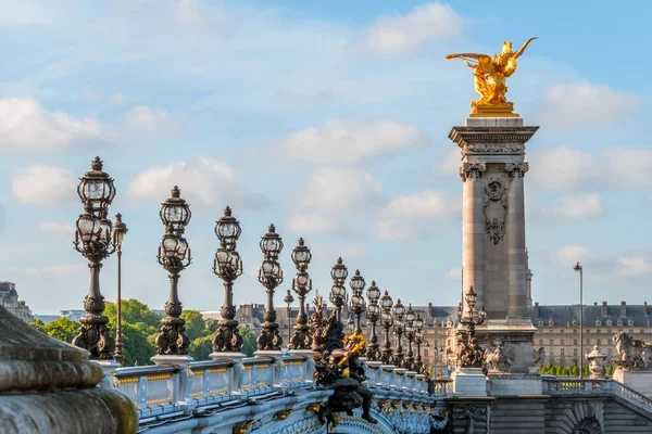 Στη Γαλλία Καλοκαίρι Ηλιόλουστη Μέρα Στο Παρίσι Γέφυρα Του Αλεξάνδρου — Φωτογραφία Αρχείου