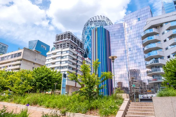 Fransa. Paris 'te yaz güneşli bir gün. Savunma Bölgesi. Bulutlardan oluşan arka planda kalan evler ve ofis binaları