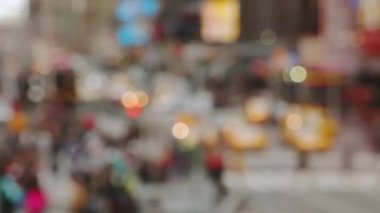 Nyc kavşağındaki yayaların ve arabaların yoğun trafiğini dağıttı. Hızlı hareket