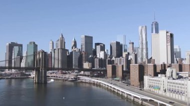 Usa. New York 'ta. Manhattan Rıhtımı ve Brooklyn Köprüsü Güneşli bir günde