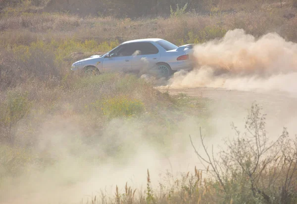 Letní Prašná Cesta Slunečný Den Závodní Auto Spousta Prachu Ostré — Stock fotografie