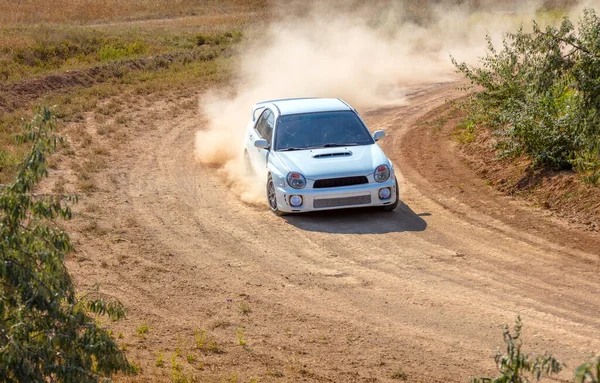 Sommar Torr Grusväg Solig Dag Sport Bil Och Mycket Damm — Stockfoto