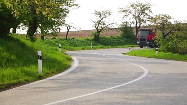夏日的乡间公路 卡车开曲折的转弯 — 图库视频影像