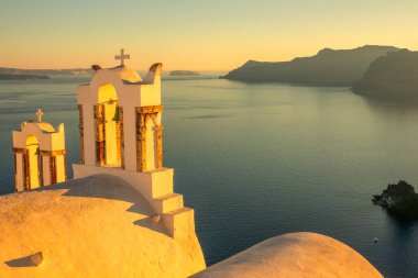 Yunanistan. Santorini. Thira Adası. Günbatımında Oia 'daki Yunan kilisesinde haçlar