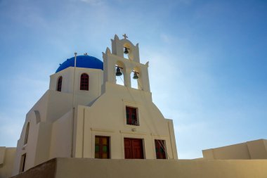 Yunanistan. Santorini 'de güneşli bir gün. Arka planda etkin kilise