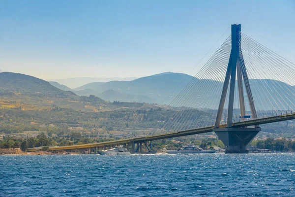 ギリシャだ 夏の晴れた日にコリントス湾に架かる橋 現代のモーターヨットやフェリー — ストック写真
