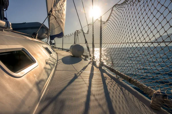 Yate Vela Mar Tiempo Tranquilo Vela Está Pie Luz Fondo — Foto de Stock