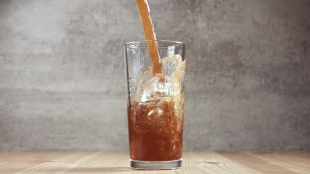 Glasbecher Mit Eiswürfeln Kohlensäurehaltiges Getränk Wird Mit Vielen Blasen Übergossen — Stockvideo