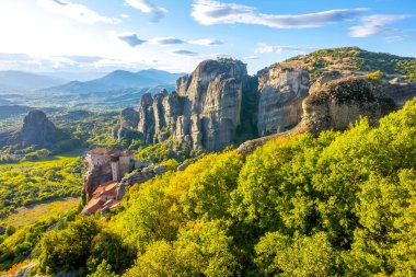 Yunanistan. Meteora 'daki kaya manastırları. Yaz güneşli bir gün