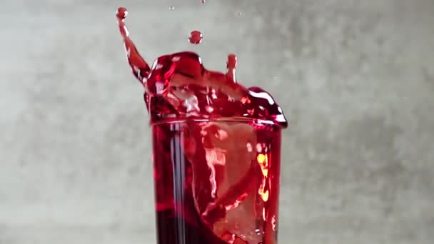 Verre Jus Cerise Glaçon Tombe Dans Jus Créant Beaucoup Éclaboussures — Video