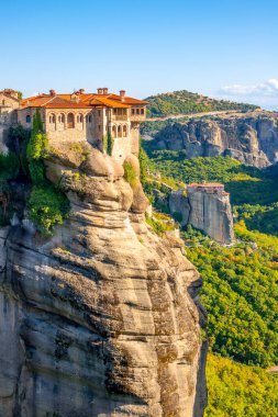 Yunanistan. Meteora 'da yaz güneşli bir gün. Yüksek kayalıklarda iki manastır
