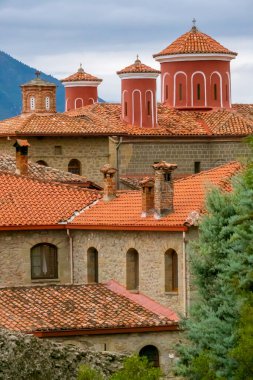 Yunanistan. Meteora 'da yaz günü. Yunan manastırında kırmızı çatılar ve haçlar
