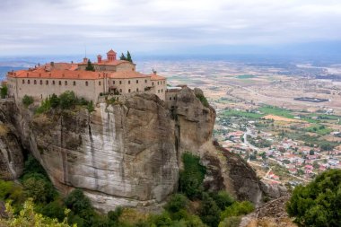 Yunanistan. Meteora 'da yaz günü. Şehrin yukarısındaki yüksek uçurumda bir manastır.