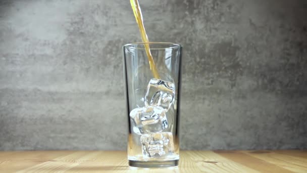 有冰块的玻璃杯 软饮料中倒入了许多气泡 慢动作 — 图库视频影像