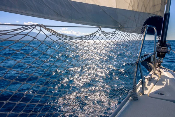 Calma Mar Yate Staysail Hace Una Sombra Del Sol Brillante — Foto de Stock