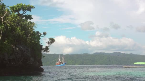 热带岛屿之间的海湾 蓝天白云 帆船抛锚了 老旧的汽船在航行 — 图库视频影像