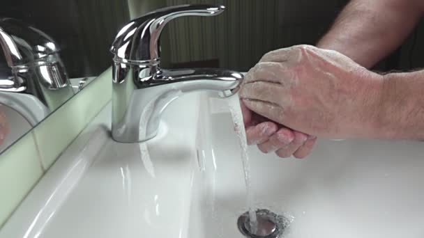 Koupelna Bílý Dřez Chrom Muž Myje Ruce Mýdlem Pod Tekoucí — Stock video
