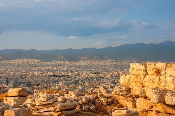 日落在雅典 前方的大理石废墟 从城市屋顶的高处观看 — 图库照片