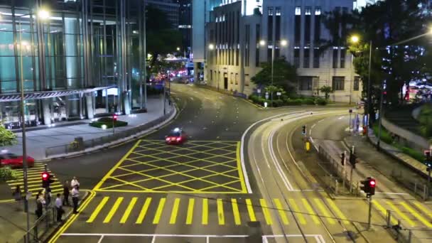 Overnight Hong Kong Traffic Pedestrians Crossroads Skyscrapers Fast Motion — Stock Video