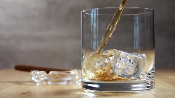 Vidrio Highball Cenicero Con Cigarro Una Mesa Madera Verter Whisky — Vídeo de stock