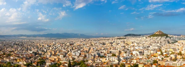 Yunanistan. Atina 'da yaz güneşli bir gün. Panorama. Bir sürü çatı ve Lycabettus tepesi