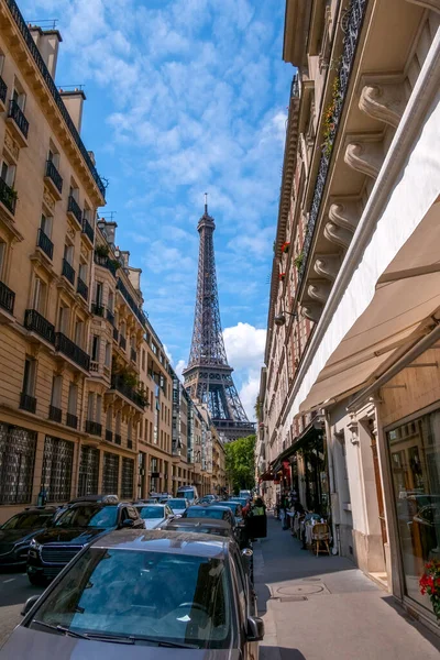 Franţa Însorită Vară Paris Multe Mașini Cafenele Stradă Turnul Eiffel — Fotografie, imagine de stoc