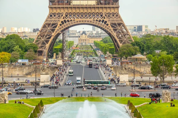 2019年5月21日 埃菲尔铁塔和马尔斯广场 许多汽车和游客 — 图库照片