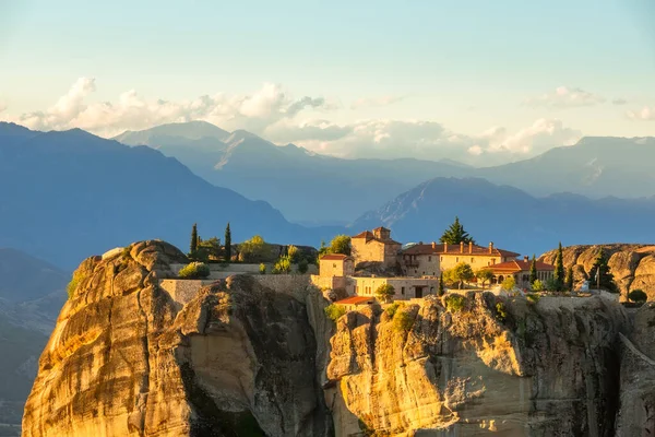 Grecia Puesta Sol Verano Meteora Monasterio Rocas Sobre Fondo Nubes — Foto de Stock