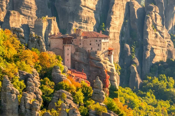 Grecia Soleado Día Verano Valle Montaña Monasterio Piedra Cima Acantilado —  Fotos de Stock