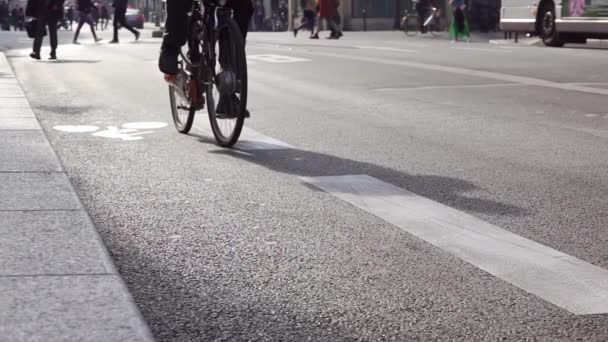 天気の良い日に街の通り サイクルパスに沿って認識できないサイクリストに乗る スローモーション — ストック動画