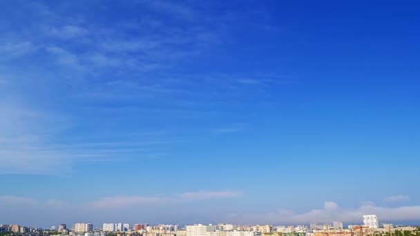 Небо Над Містом Сонячний Літній День Хмари Швидко Бігають Проміжок — стокове відео